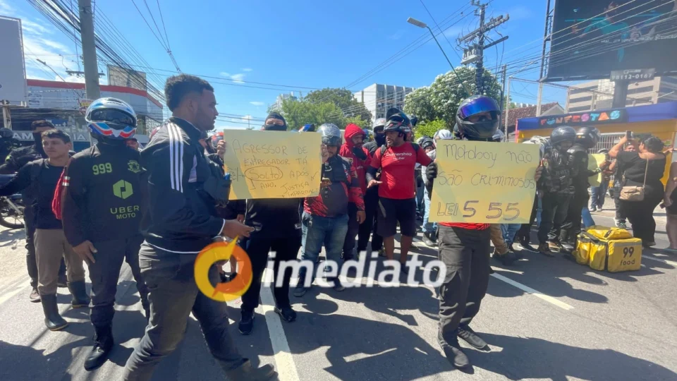 Motoboys são presos após confusão em condomínio e colegas fazem Manifestação