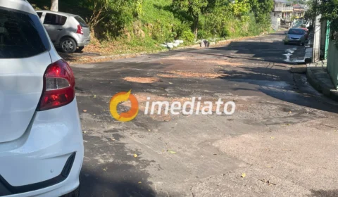 Moradores denunciam abandono de rua cheia de buracos no bairro Japiim