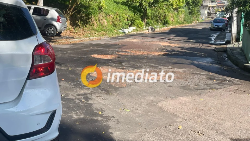Moradores denunciam abandono de rua cheia de buracos no bairro Japiim