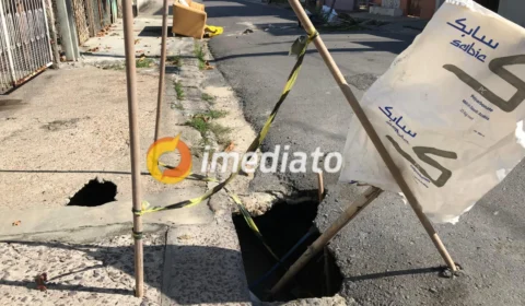 Rua do bairro Flores está afundando e carros andam pela calçada