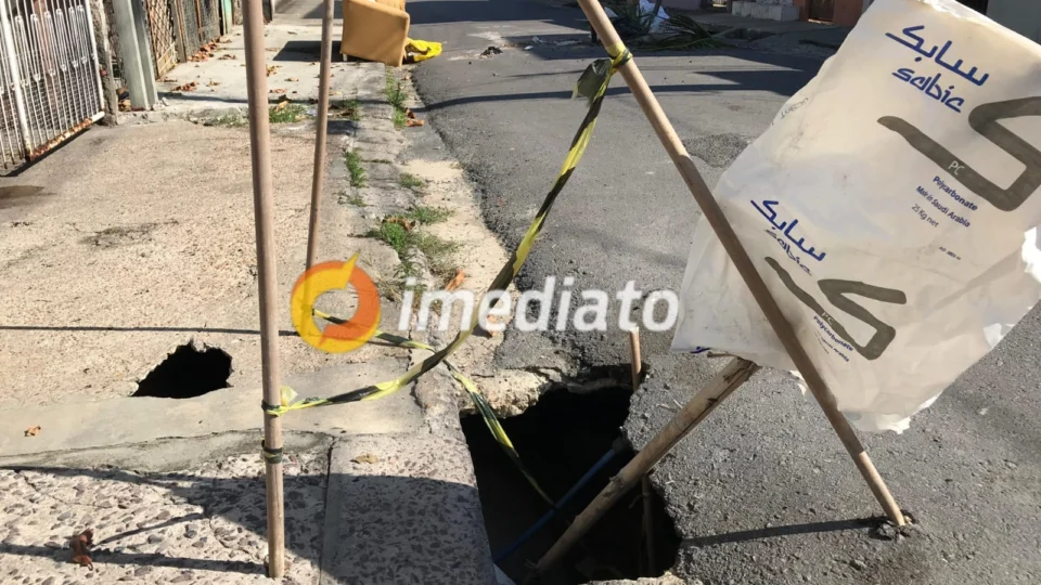 Rua do bairro Flores está afundando e carros andam pela calçada