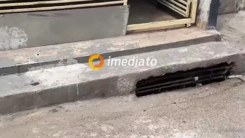 Moradores revoltados do bairro Ouro verde reclamam de bueiros entupidos