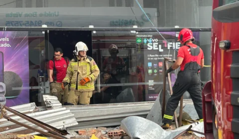Fachada desaba e deixa funcionários presos dentro de loja em avenida comercial de Boa Vista-RR