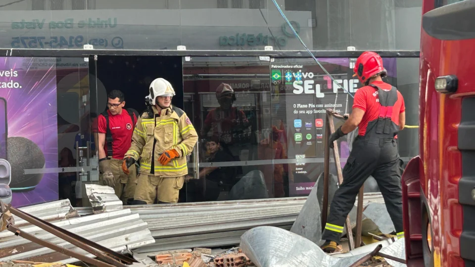 Fachada desaba e deixa funcionários presos dentro de loja em avenida comercial de Boa Vista-RR