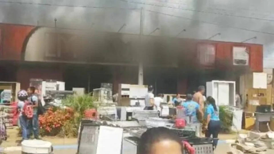 Incêndio atinge loja de móveis em Roraima