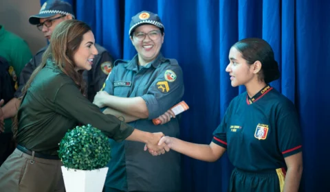 Débora Menezes acompanha Formatura Alamar concedida a 146 alunos do CMPM III