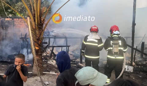 Incêndio destrói residência no bairro Tancredo Neves
