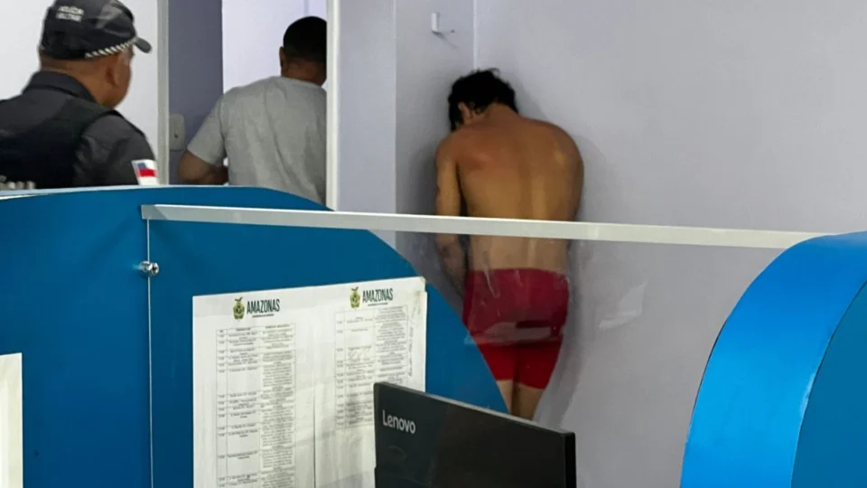Homem espanca esposa após festa com bebida e drogas