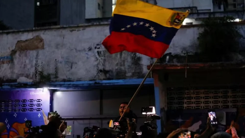 Venezuela aguarda divulgação de resultado da eleição em clima de tensão