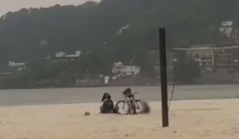 VEJA VÍDEO: casal é flagrado fazendo sexo ao lado de criança em praia