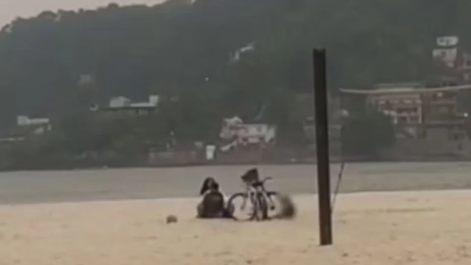 VEJA VÍDEO: casal é flagrado fazendo sexo ao lado de criança em praia