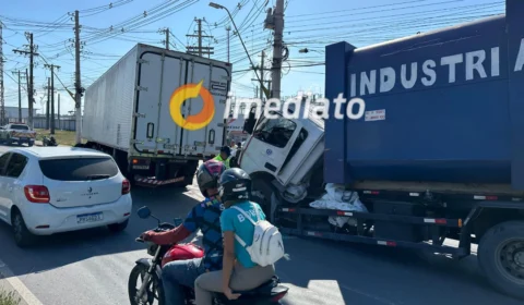 Caminhão bate em traseira de carreta no Distrito Industrial