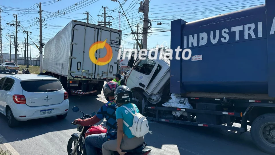 Caminhão bate em traseira de carreta no Distrito Industrial