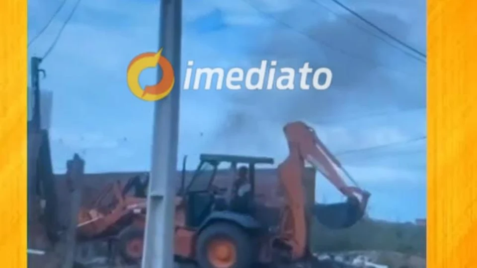 Confusão  termina com muro derrubado por retroescavadeira em  Roraima