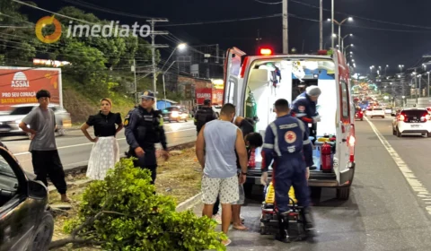 Motorista perde o controle e atinge poste na Torquato Tapajós; Veja imagens