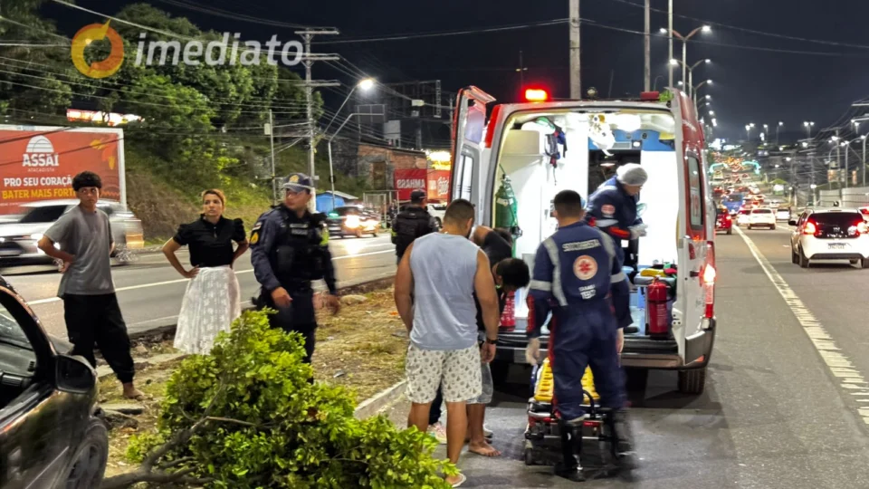 Motorista perde o controle e atinge poste na Torquato Tapajós; Veja imagens