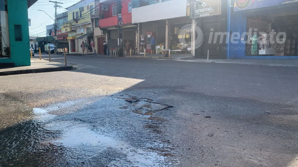 Moradores denunciam que estão sendo prejudicados por causa de obra inacabada no bairro da Paz