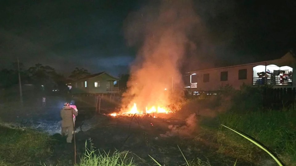 Em Boca do Acre, Corpo de Bombeiros impede propagação de incêndio em vegetação para residências do entorno