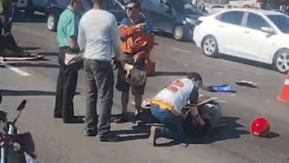 VÍDEO: motociclista e passageiro por APP ficam feridos após incidente em Manaus