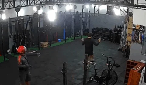 Vídeo mostra aluno sendo assaltado em academia de crossfit