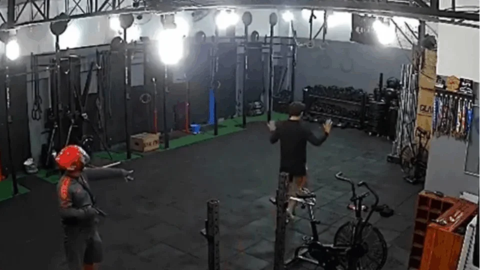 Vídeo mostra aluno sendo assaltado em academia de crossfit