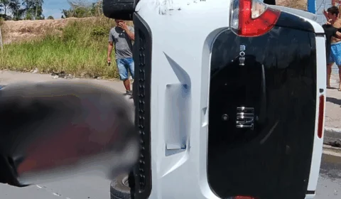 Acidente carros capotam em colisão na rodovia AM-010