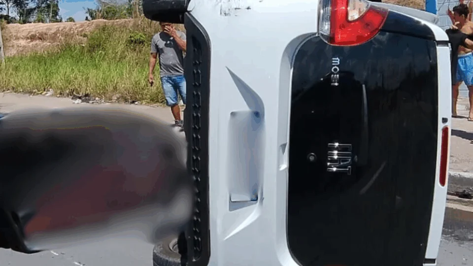 Acidente carros capotam em colisão na rodovia AM-010