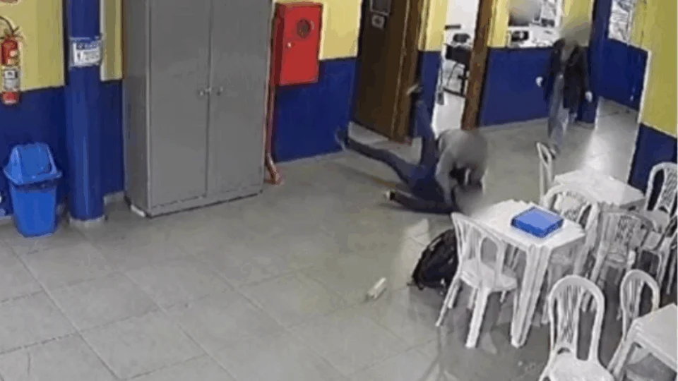 VEJA VÍDEO: aluno autista fica ferido após ser agredido por funcionário de escola