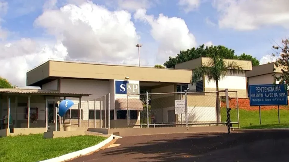 Preso troca tiro com PM, rouba casa de diretor de penitenciária e foge