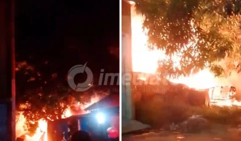 Casa fica destruída após ser consumida por fogo durante incêndio no bairro Colônia Terra Nova