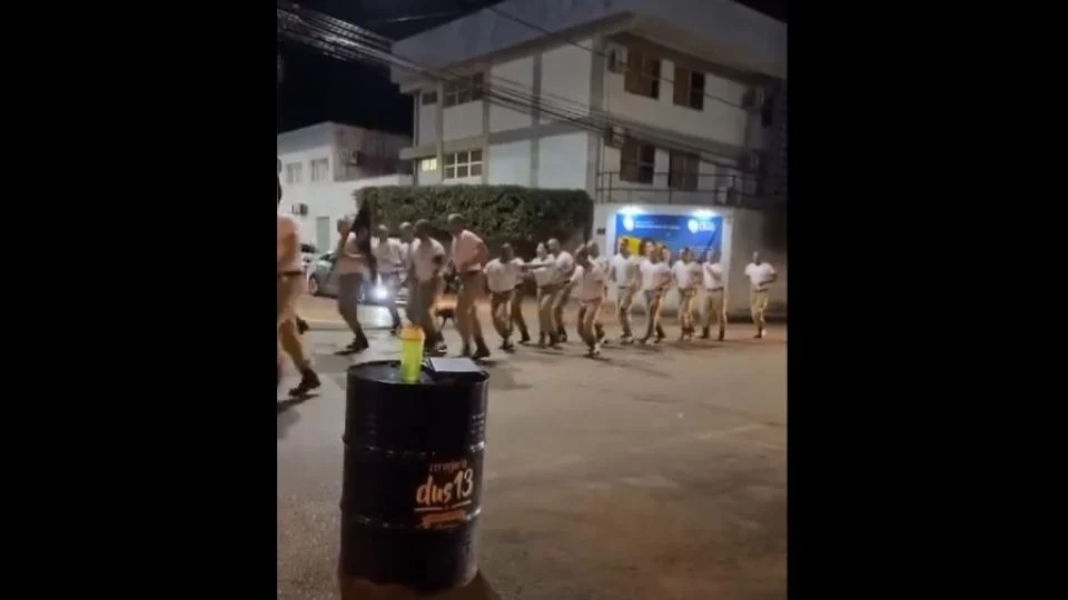 ‘Cabra safado, petista, maconheiro’, PMs fazem marcha polêmica em MG; Veja vídeo