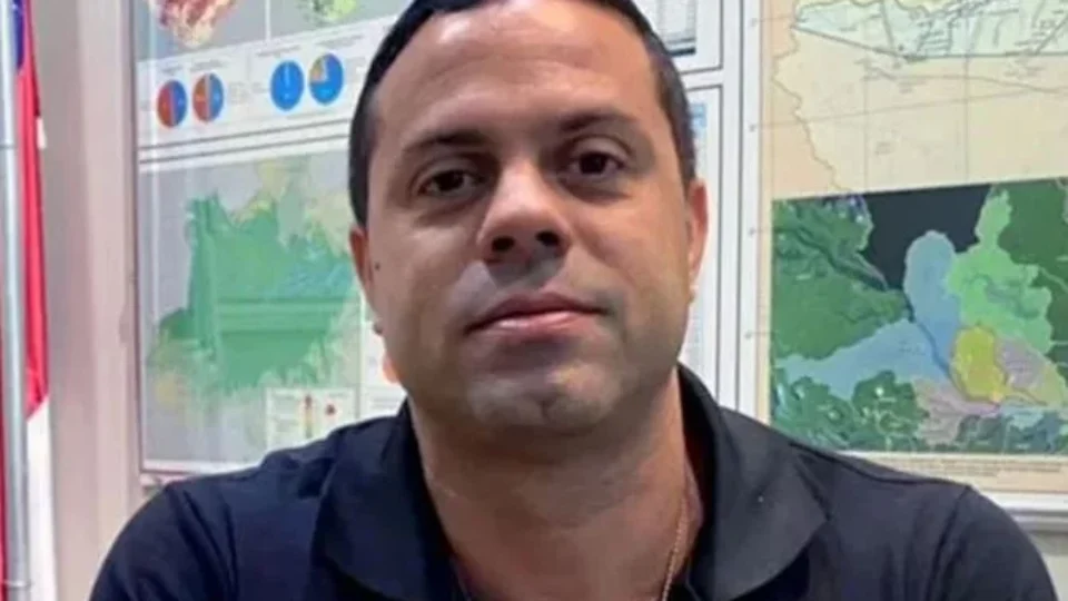 MP pede prisão de delegado por gesto obsceno e palavrão em vídeo após soltura ; órgão cita ‘desrespeito às investigações’