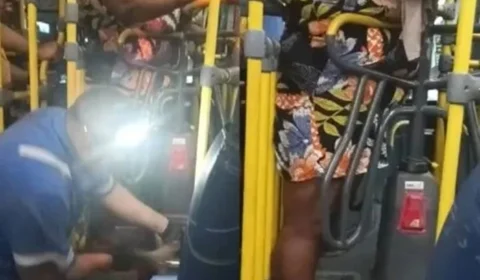 Veja Vídeo: passageira com obesidade  fica presa em catraca de ônibus por mais de 2 horas