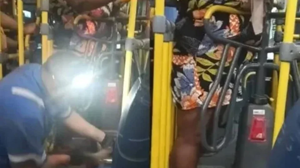 Veja Vídeo: passageira com obesidade  fica presa em catraca de ônibus por mais de 2 horas