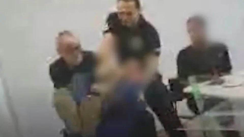 Preso destrói sala de audiência após sentença de prisão preventiva no DF; VEJA