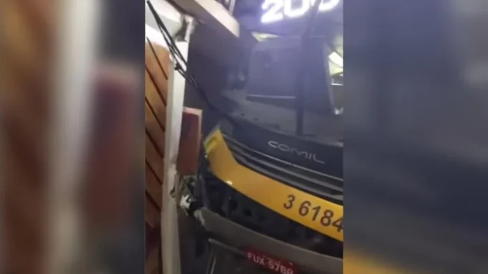 Motorista de ônibus é morto por passageiro com tiro na cabeça