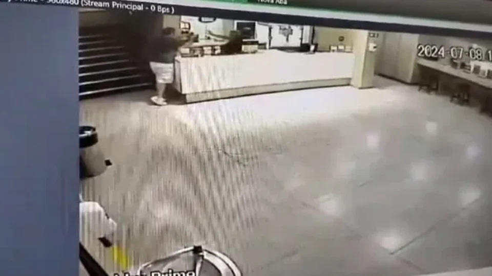 Servidor público de Minas Gerais é flagrado cuspindo em funcionária do cinema em shopping de BH