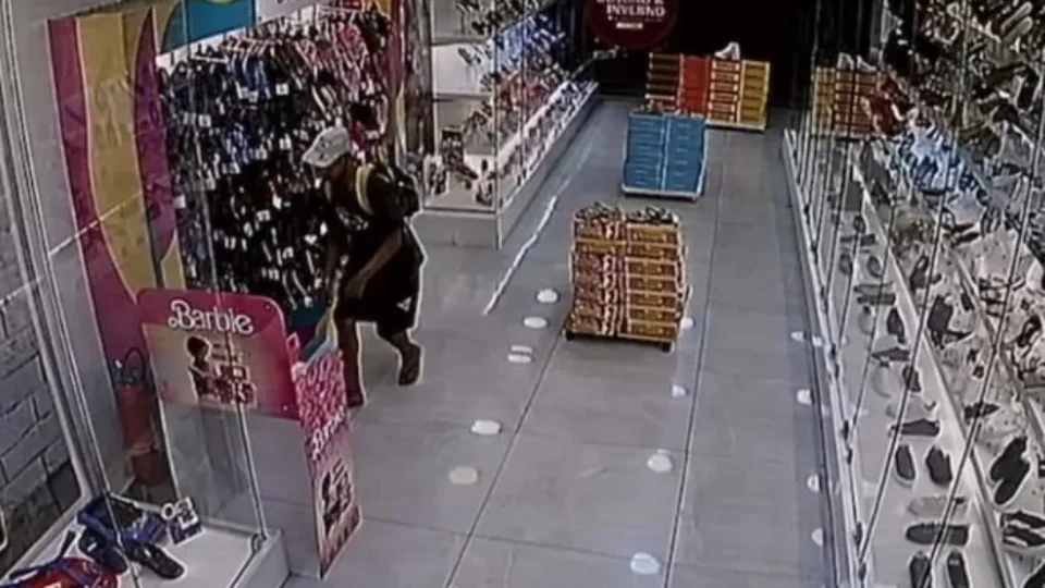 Homem é preso após ser filmado furtando calçados em loja no Núcleo Bandeirante