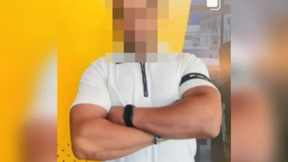 Professor manda fotos nu e admite beijo em aluna de 13 anos