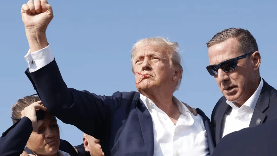 “É incrível que tal ato possa ocorrer em nosso país”, diz Trump após atentado em comício