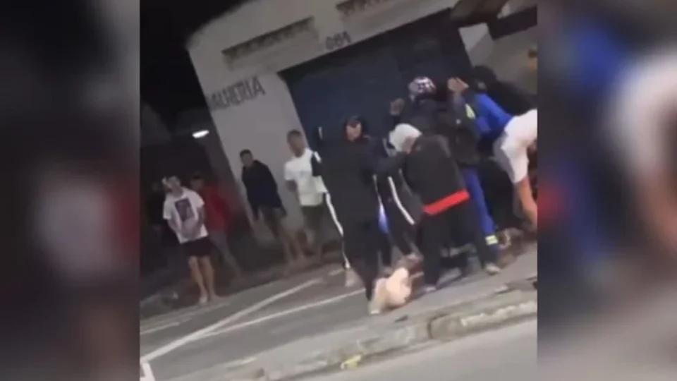Veja Vídeo: mais de 10 bandidos cercam trabalhador e levam moto da vítima
