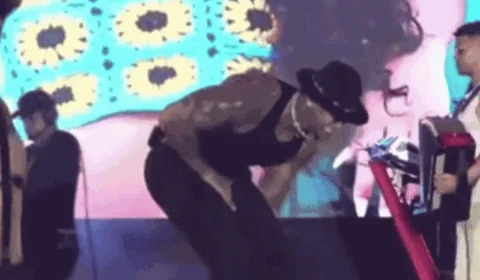 VEJA VÍDEO: fã joga celular que atinge partes íntimas de Leo Santana durante show