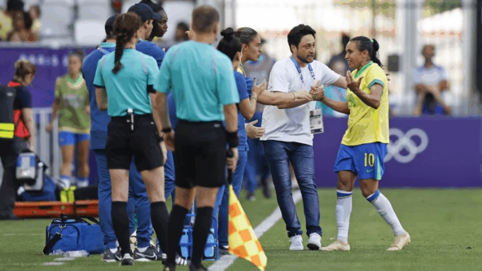 Brasil é derrotado pela Espanha em 2 a 0 com expulsão de Marta e aguarda definição de classificação no torneio olímpico