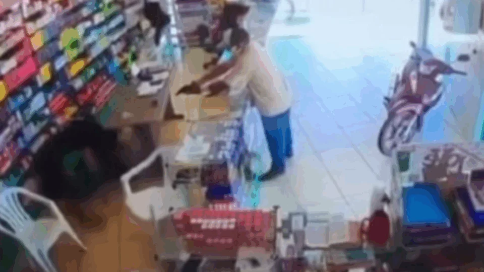 VEJA VÍDEO: dono de farmácia é executado a tiros dentro do estabelecimento
