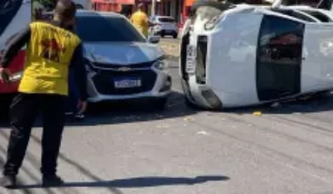 Carro capota e atropela pedestre na Zona Leste de Manaus