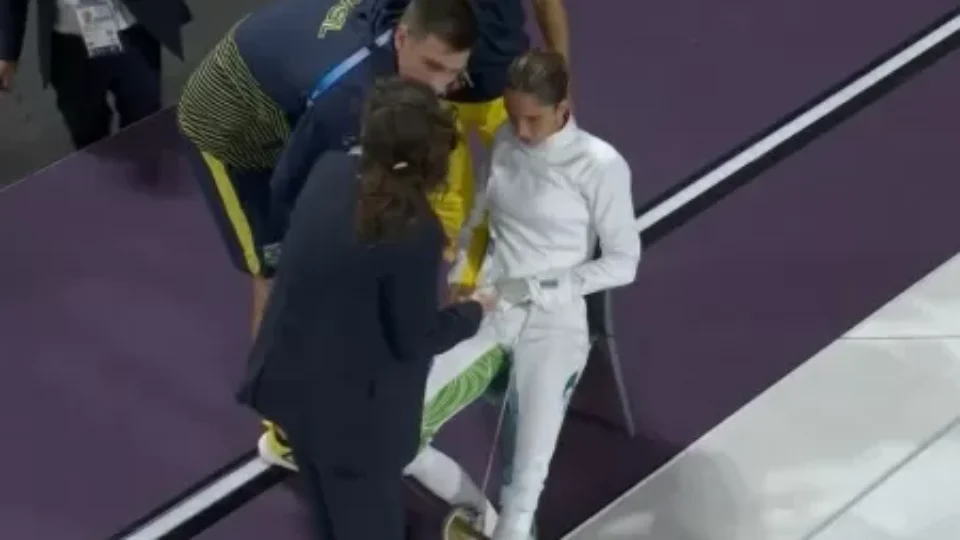 Nathalie Moellhausen passa mal e é eliminada da esgrima espada nos Jogos Olímpicos de Paris