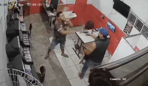 VEJA VÍDEO: homem é morto após chamar mulher e filha de policial de ‘barangas’