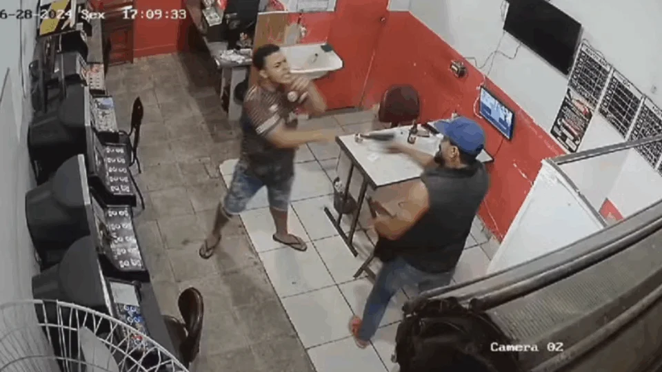 VEJA VÍDEO: homem é morto após chamar mulher e filha de policial de ‘barangas’