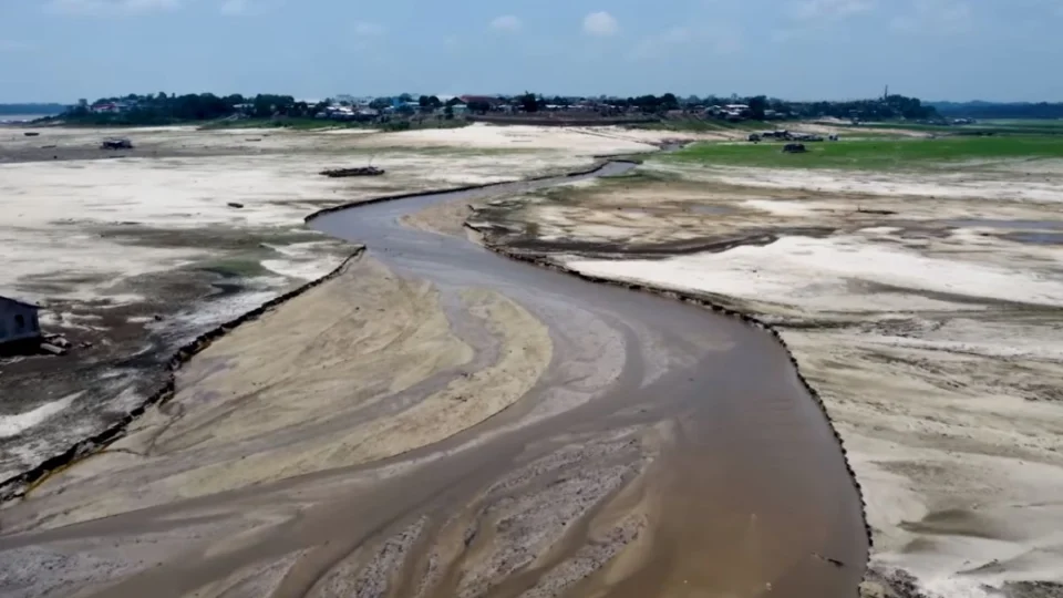 Rio Solimões enfrenta estiagem e baixa significativa na região da tríplice fronteira