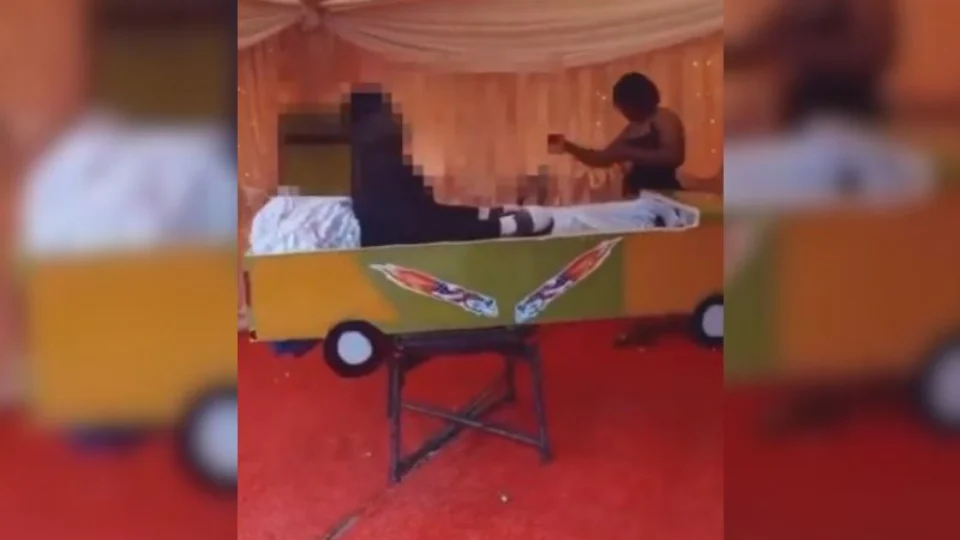 VÍDEO: motorista de táxi recebe homenagem com caixão temático